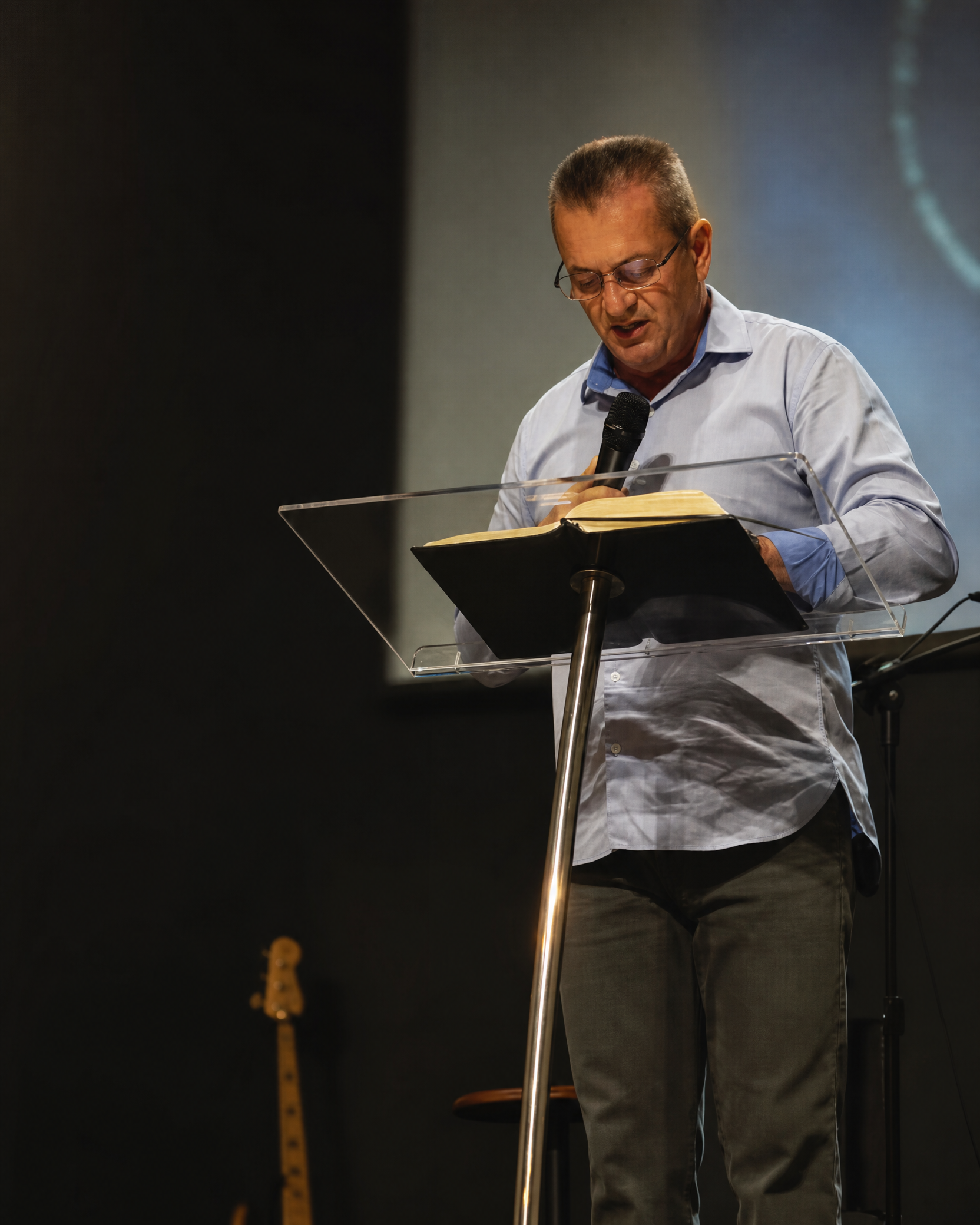 Bispo Edilberto ministrando a Palavra de Deus