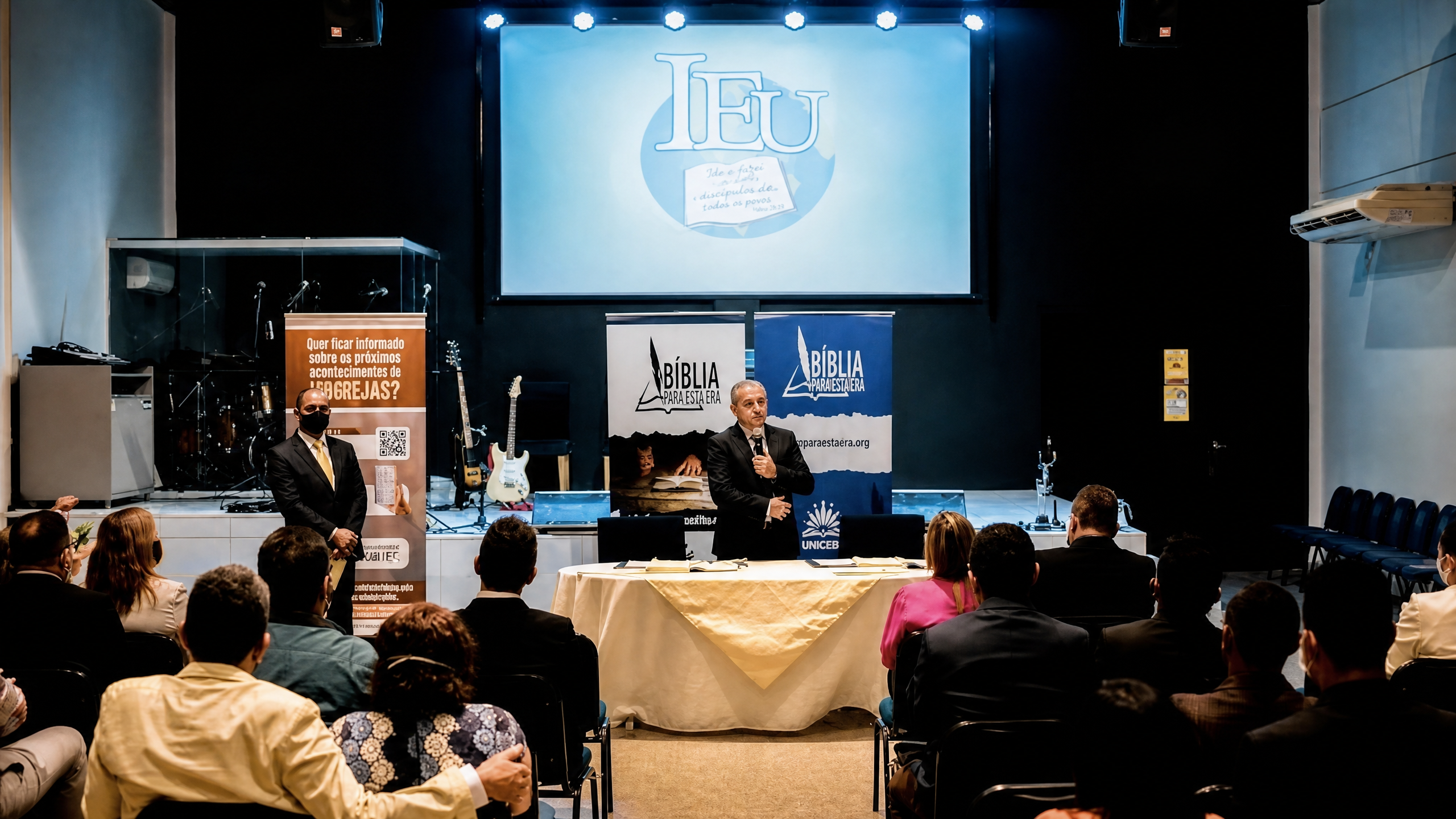 Culto com a comunidade reunida na IEU Sobral